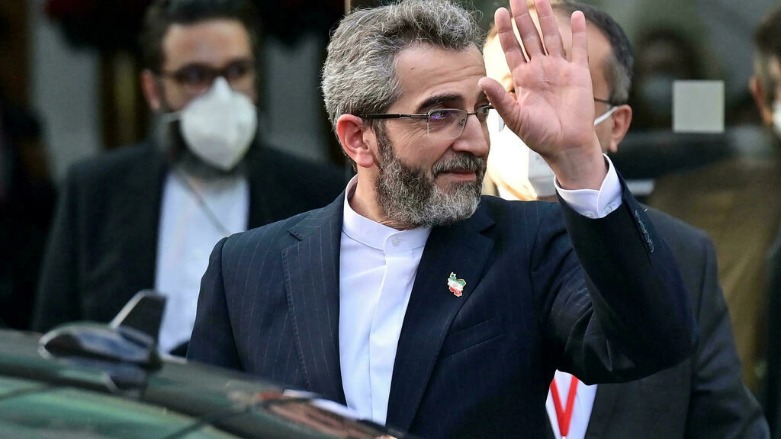 المفاوض الإيراني علي باقري مغادرا مقر انعقاد المفاوضات المتعلقة بالبرنامج النووي الإيراني الجمعة في فيينا- الصورة لفرانس 24